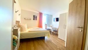 - une petite chambre avec un lit et une fenêtre dans l'établissement i-Motel, à Obertshausen