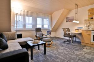 een woonkamer met een bank en een tafel bij Bi Uki in Langeoog
