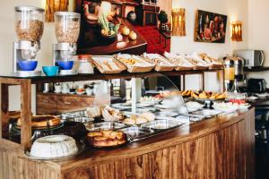 un buffet con muchos tipos diferentes de pan y repostería en Hotel Fita Azul en Ilhabela