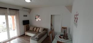 - un salon avec un canapé et une table dans l'établissement Apartments Katarina, à Poreč