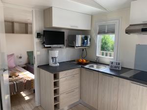 Kuchyň nebo kuchyňský kout v ubytování Camping La Clape Village