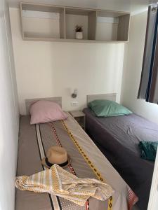 Postel nebo postele na pokoji v ubytování Camping La Clape Village