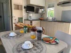 Kuchyň nebo kuchyňský kout v ubytování Camping La Clape Village