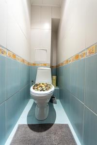 ein Badezimmer mit einem WC mit einer Schüssel auf dem Sitz in der Unterkunft Уютная квартира на Оболонском проспекте у метро in Kiew