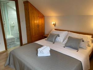 Postel nebo postele na pokoji v ubytování Guest House Family Dukić