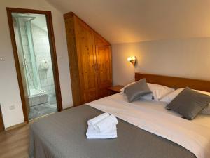 Postel nebo postele na pokoji v ubytování Guest House Family Dukić