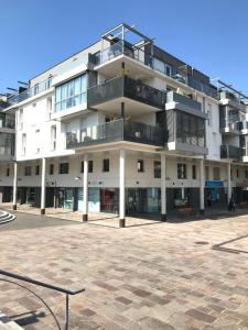 ein großes weißes Gebäude mit Balkonen darauf in der Unterkunft Appartement T2 cosy à Rodez in Rodez