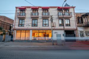 un edificio al lado de una calle en Gala Boutique Hotel en Kutaisi