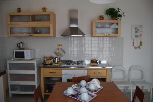een keuken met een tafel met borden erop bij Casa Vacanza e per lavoro Tessyhouse in Spinea