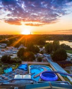 Bazén v ubytování Luxury Latest Model Holiday Home nebo v jeho okolí