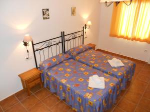 ein Schlafzimmer mit einem Bett mit zwei Handtüchern darauf in der Unterkunft Apartamentos Cazorlapart in Cazorla