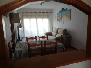 een woonkamer met een tafel en een bank bij Apartamento Urb Paraíso in Santa Pola