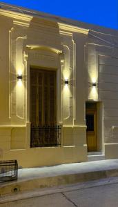 Edificio blanco con ventana y balcón en Casa Maragata, en Carmen de Patagones