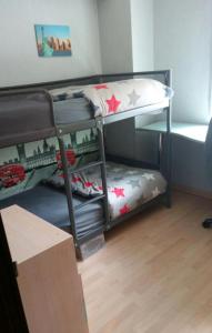 um dormitório com beliches num quarto em Villaverde Rooms, privada baño compartido em Madrid