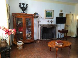 Un televizor și/sau centru de divertisment la Casa d'epoca fronte lago a Domaso lago di Como