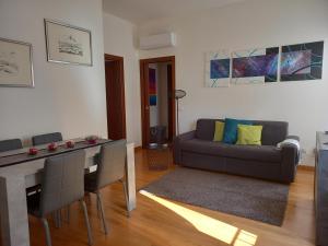 ein Wohnzimmer mit einem Sofa und einem Tisch in der Unterkunft Home Scalzi 18 in Verona