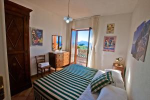 マッサ・ルブレンセにあるMiraCapri Villaのベッドルーム1室(ベッド1台、ドレッサー、窓付)