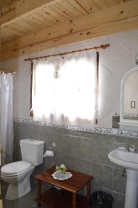 uma casa de banho com um WC e um lavatório em B&B Nahuel en Ushuaia em Ushuaia