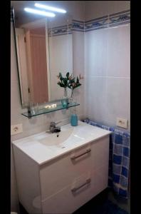 拉克魯斯的住宿－Charming Holidays in Martiánez Beach，浴室设有白色水槽和镜子