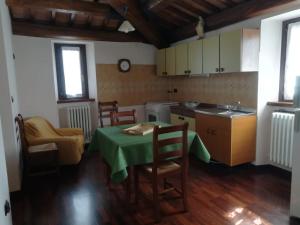 a kitchen with a table with a green table cloth at Agriturismo La Cantina in Ascoli Piceno