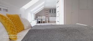 Kuchyňa alebo kuchynka v ubytovaní Júlia Apartman + 21 fotografií