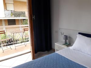 A bed or beds in a room at Hotel Cormorano