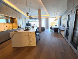 Suiten-Aparthotel AENEA的厨房或小厨房