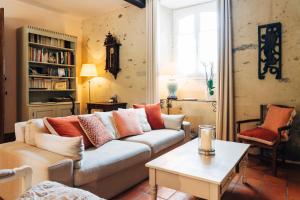 una sala de estar con un sofá y una mesa en B&B Eth Béryè Petit, en Beaucens
