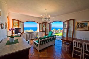 マッサ・ルブレンセにあるMiraCapri Villaの海の景色を望むリビングルーム