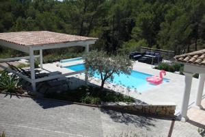 ein Pool mit einem Picknicktisch und einem rosa Flamingo in der Unterkunft Les Lauriers Blancs in Callas
