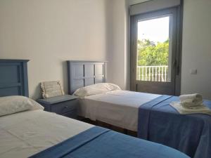 una camera con due letti e una finestra con vista di Villas Montemar a San José Altre 43 foto