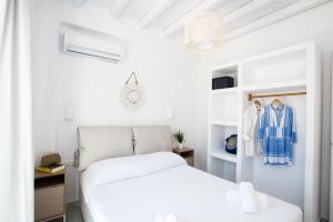 Desire Mykonos Apartments tesisinde bir odada yatak veya yataklar