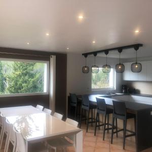 eine Küche mit einem Tisch, Stühlen und einer Theke in der Unterkunft Les Lauriers Blancs in Callas