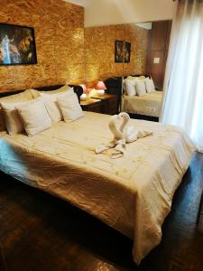 una habitación de hotel con una cama grande con toallas. en Superior Apartment, en Korinthos
