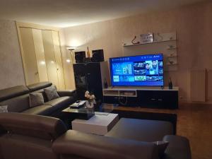 En tv och/eller ett underhållningssystem på Dans grand appart de 113m2 proche Paris