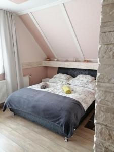 Posteľ alebo postele v izbe v ubytovaní Gyöngyi Apartman