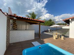 un patio trasero con piscina y una casa en Pousada Nova Estrela da Canastra, en Delfinópolis