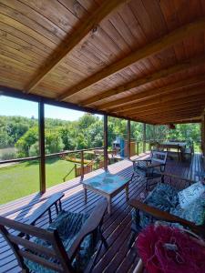 een groot houten terras met stoelen en tafels erop bij Casa en el Delta de Tigre puraisladelta in Tigre +30 foto's