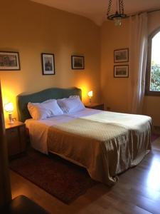 Posteľ alebo postele v izbe v ubytovaní Villa in Private Estate,shared Pool,parking,3km to Ponte Vecchio