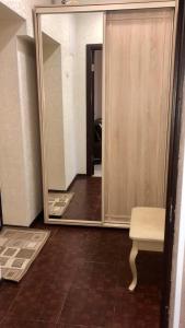 una stanza con specchio, panca e porta di Сдаётся 1-комнатная квартира в Гаграх a Gagra