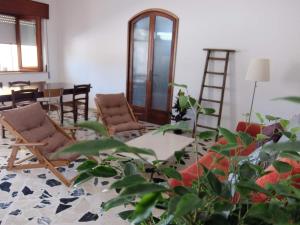 un soggiorno con 2 sedie e un tavolo di Casita Spagnola a Marsala
