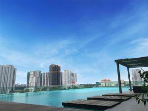 una grande piscina in cima a uno skyline della città di Paragon Suite Homestay by Antlerzone a Johor Bahru