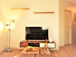 - un salon avec une grande télévision à écran plat dans l'établissement Le Renommé Soissons par Picardie Homes, à Soissons