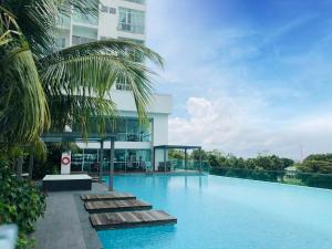 una grande piscina con scale di fronte a un edificio di Paragon Suite Homestay by Antlerzone a Johor Bahru
