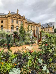 un bâtiment avec un jardin en face dans l'établissement Le Colibri - Stationnement gratuit - Balcon - Jusqu'à 4 personnes, à Metz