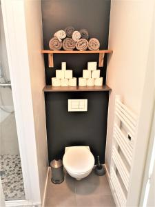 baño con aseo blanco en una habitación en Le Renommé Soissons par Picardie Homes, en Soissons