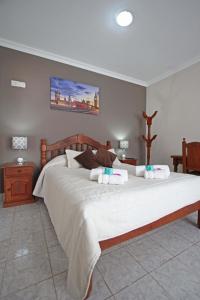 Una cama o camas en una habitación de Río Hotel