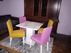 uma mesa e quatro cadeiras num quarto em Apartman Vesna em Ovcar Banja