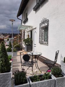 un patio con tavolo e sedie su un edificio di Villa Quattro Ducati a Kirchheim unter Teck