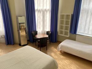 Postel nebo postele na pokoji v ubytování Hôtel Les Acteurs